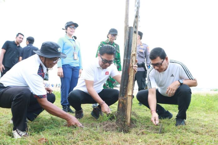 Aksi Bersih Pantai dan Tanam Pohon