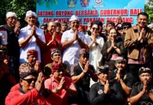 Dukung Ngayah Pecalang, Gubernur Koster Salurkan Seragam dan Alokasikan Insentif Rp50 Juta untuk Desa Adat Pecalang