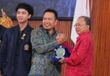 Gubernur Koster Sampaikan Program 1 Keluarga 1 Sarjana pada Diskusi Publik “Sang Pewahyu Rakyat” di UNUD Diskusi Publik