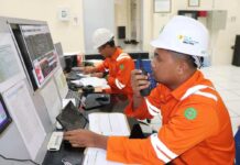 Kurang dari Satu Jam, PLN Berhasil Pulihkan Sistem Kelistrikan Bali Pasca Gangguan Transmisi Jawa–Bali Ilustrasi Petugas pengaturan beban sistem kelistrikan Jawa Bali sedang melakukan kordinasi penormalan kelistrikan. Sumber Foto : Istimewa