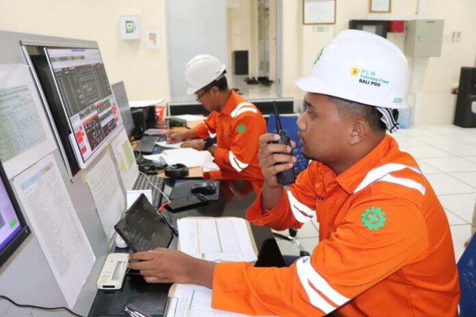 PLN (7) _bpn Ilustrasi Petugas pengaturan beban sistem kelistrikan Jawa Bali sedang melakukan kordinasi penormalan kelistrikan. Sumber Foto : Istimewa