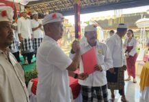 Anak Agung Made Kosalia Dikukuhkan sebagai Kelian Desa Adat Karangasem Anak Agung Made Kosalia Dikukuhkan sebagai Kelian Desa Adat Karangasem