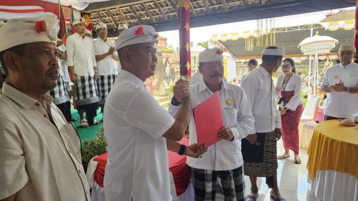 Sah _bpn Anak Agung Made Kosalia Dikukuhkan sebagai Kelian Desa Adat Karangasem