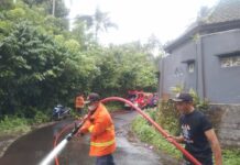 Tumpahan Solar Sepanjang 1 Kilometer Bikin Lima Pengendara Terjatuh di Bebandem Tumpahan Solar Sepanjang 1 Kilometer Bikin Lima Pengendara Terjatuh di Bebandem