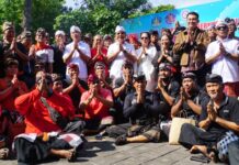 Bupati Sutjidra Dampingi Gubernur Koster Serahkan Seragam Pecalang, Dorong Semangat Bertugas Seragam Pecalang