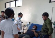 Kaget Truk Ambil Jalur Hindari Jalan Rusak, Pemotor Terjun ke Jurang di Jalur Sidemen Kaget Truk Ambil Jalur Hindari Jalan Rusak, Pemotor Terjun ke Jurang di Jalur Sidemen