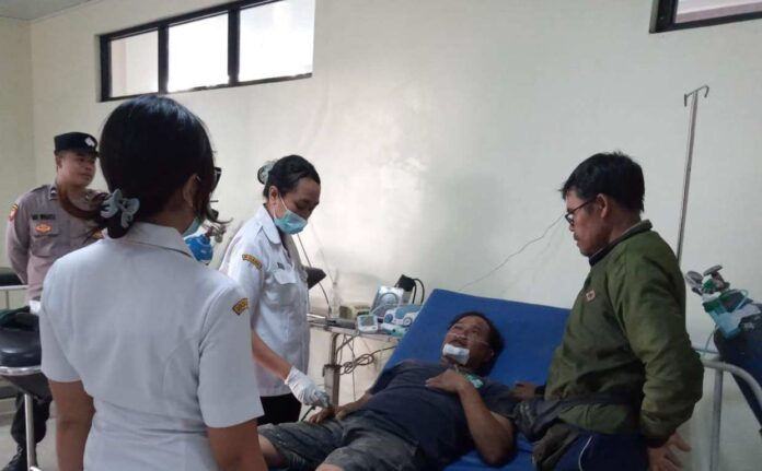 Kaget Truk Ambil Jalur Hindari Jalan Rusak, Pemotor Terjun ke Jurang di Jalur Sidemen