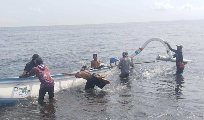 Tugboat Penarik Tongkang Tabrak Jukung Nelayan di Tulamben, Korban Terombang-ambing di Laut