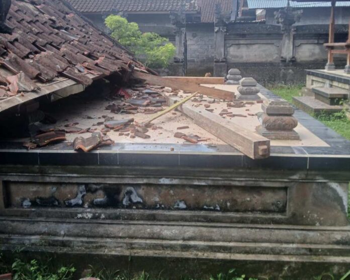 Bale Patus Banjar Pengawan Ambruk Diterjang Angin Kencang