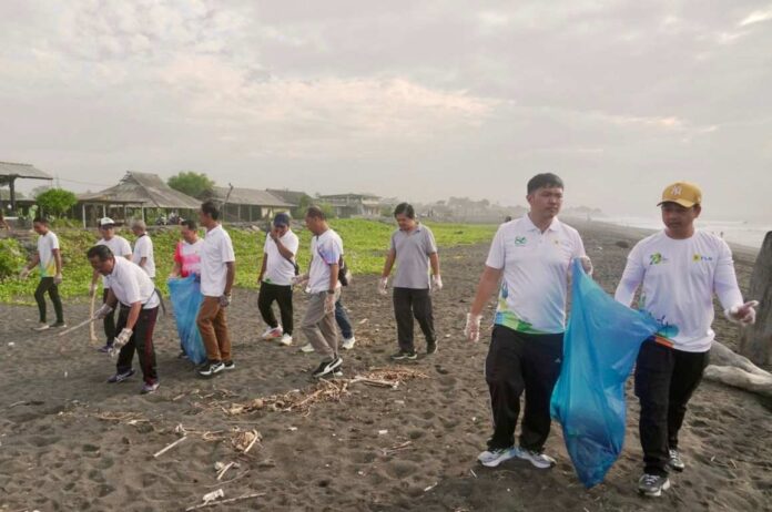 PLN UP2D Bali Gelar Aksi Bersih Pantai Lembeng, Wujud Kepedulian Lingkungan untuk Kenyamanan Masyarakat dan Pariwisata Bali