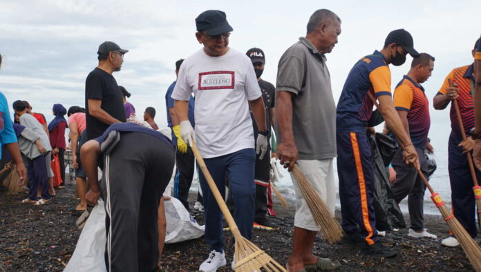 BaliPortalNews_ Bersih Sampah Aksi Nyata Bupati Buleleng: Bersih-Bersih Pantai, Wujudkan Lingkungan Asri dan Lestari