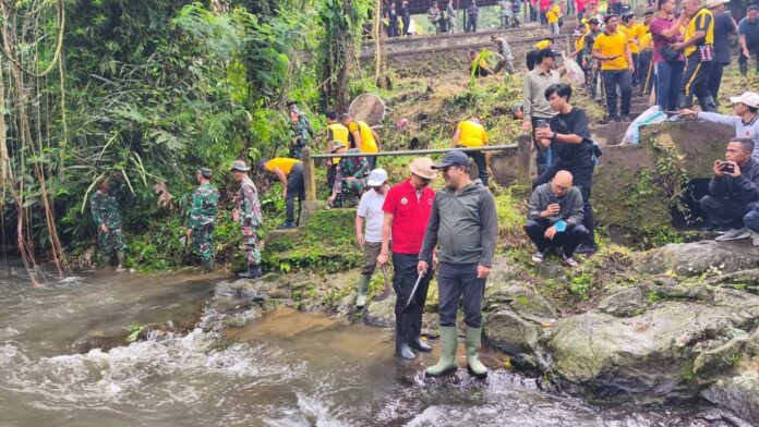 Pimpin Gerakan Bali Bersih Sampah, Bupati Sedana Arta Fokus Bersihkan Sungai dan Danau di Bangli