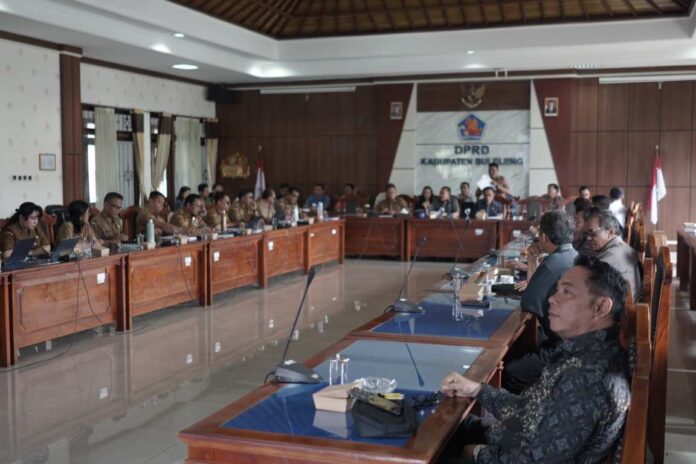 Rapat pembahasan RKPD tahun 2027 antara DPRD Kabupaten Buleleng dengan pihak eksekutif di ruang rapat gabungan komisi. Sumber Foto : Istimewa