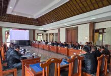 Penyesuaian Tarif Pajak dan Retribusi, Dewan dan Eksekutif Sepakati Sejumlah Poin Rapat pembahasan Rancangan Peraturan Daerah (Ranperda) terkait penyesuaian tarif pajak dan retribusi daerah, rapat yang dilaksanakan di Ruang Gabungan Komisi DPRD Buleleng. Sumber Foto : Istimewa