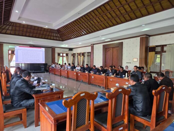 Rapat pembahasan Rancangan Peraturan Daerah (Ranperda) terkait penyesuaian tarif pajak dan retribusi daerah, rapat yang dilaksanakan di Ruang Gabungan Komisi DPRD Buleleng. Sumber Foto : Istimewa