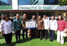 Nurani Astra Salurkan Bantuan Ambulans dan Alat Kesehatan untuk Mendukung Pemulihan Masyarakat Pascabencana di Sumatra Menteri Kesehatan, Budi Gunadi Sadikin (ketiga kanan); Menteri Dalam Negeri, Jenderal Polisi (Purn) Prof. Drs. H. Muhammad Tito Karnavian (keempat kanan); Direktur Astra, Hamdhani Dzulkarnaen Salim (ketiga kiri); Wakil Menteri Kesehatan, Benjamin Paulus Octavianus (kedua kanan); Chief of Corporate Affairs Astra, Boy Kelana Soebroto (kedua kiri); Head of Corporate Communications Astra, Windy Riswantyo (kanan); Direktur Jenderal Farmasi dan Alat Kesehatan Kementerian Kesehatan, Dr. Dra. Lucia Rizka Andalucia (kiri); Direktur Rumah Sakit Umum Daerah Muda Sedia, Aceh Tamiang Andika Putra (keempat kiri) saat seremoni penyerahan 156 unit alat kesehatan dan 20 unit ambulans di Kementerian Kesehatan Republik Indonesia pada Kamis (12/3/2026). Sumber Foto : Istimewa