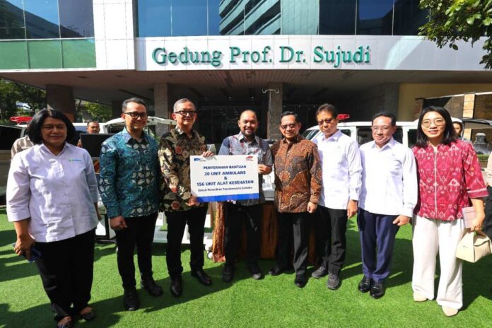 Menteri Kesehatan, Budi Gunadi Sadikin (ketiga kanan); Menteri Dalam Negeri, Jenderal Polisi (Purn) Prof. Drs. H. Muhammad Tito Karnavian (keempat kanan); Direktur Astra, Hamdhani Dzulkarnaen Salim (ketiga kiri); Wakil Menteri Kesehatan, Benjamin Paulus Octavianus (kedua kanan); Chief of Corporate Affairs Astra, Boy Kelana Soebroto (kedua kiri); Head of Corporate Communications Astra, Windy Riswantyo (kanan); Direktur Jenderal Farmasi dan Alat Kesehatan Kementerian Kesehatan, Dr. Dra. Lucia Rizka Andalucia (kiri); Direktur Rumah Sakit Umum Daerah Muda Sedia, Aceh Tamiang Andika Putra (keempat kiri) saat seremoni penyerahan 156 unit alat kesehatan dan 20 unit ambulans di Kementerian Kesehatan Republik Indonesia pada Kamis (12/3/2026). Sumber Foto : Istimewa