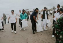 Bupati dan Ketua DPRD Badung Pimpin Gerakan Bersih Sampah di Pantai Petitenget Bupati Wayan Adi Arnawa bersama Ketua DPRD Badung I Gusti Anom Gumanti memimpin langsung Gerakan Bali Bersih Sampah di Pantai Petitenget dan penanaman pohon di area pesisir, Minggu (1/3/2026). Sumber Foto : Istimewa