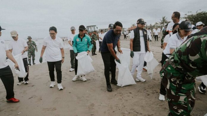 Bupati Wayan Adi Arnawa bersama Ketua DPRD Badung I Gusti Anom Gumanti memimpin langsung Gerakan Bali Bersih Sampah di Pantai Petitenget dan penanaman pohon di area pesisir, Minggu (1/3/2026). Sumber Foto : Istimewa