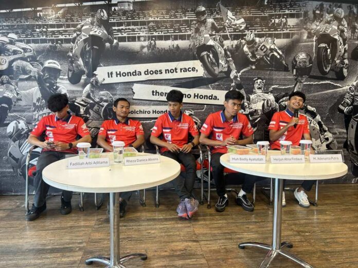 Pebalap Muda Astra Honda Racing Team (AHRT). (Kiri-Kanan): Fadillah Arbi Aditama, Rheza Danica Ahrens. Muh Badly Ayatullah, Herjun Atna Firdaus dan M. Adenanta Putra. Sumber Foto : tis/bpn