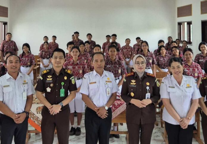 BaliPortalNews_ Jaksa Masuk Sekolah Lewat “Jaksa Masuk Sekolah”, Kejari Karangasem Edukasi Siswa Cegah Bullying