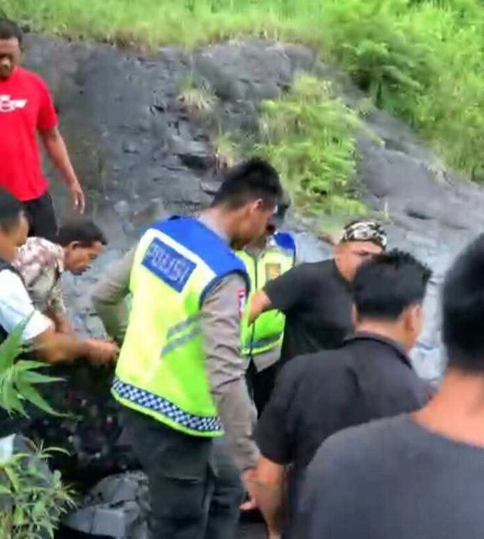 Pulang dari Kundangan, Mobil Terjun ke Jurang, Pengemudi Tewas di Tempat