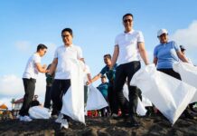 Bupati Adi Arnawa Pimpin Korve di Pantai Munggu Bupati Adi Arnawa Pimpin Korve di Pantai Munggu