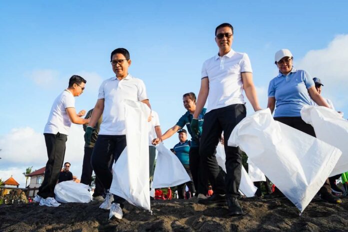 Bupati Adi Arnawa Pimpin Korve di Pantai Munggu