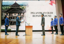 Bupati Adi Arnawa Lantik Pejabat Pimpinan Tinggi Pratama dan Serahkan SK PNS Bupati Adi Arnawa Lantik Pejabat Pimpinan Tinggi Pratama dan Serahkan SK PNS