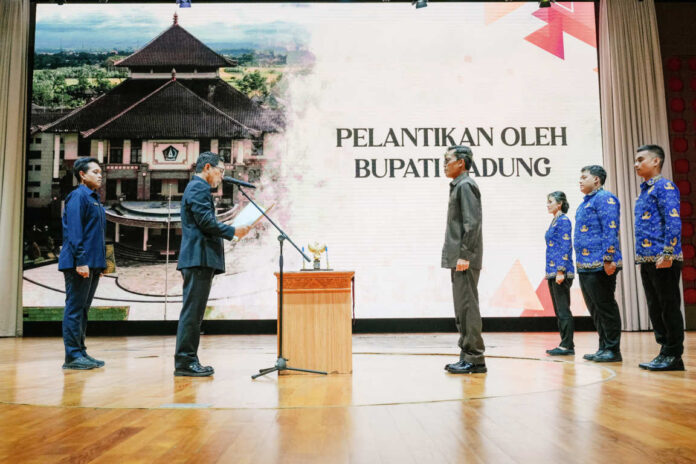 Bupati Adi Arnawa Lantik Pejabat Pimpinan Tinggi Pratama dan Serahkan SK PNS