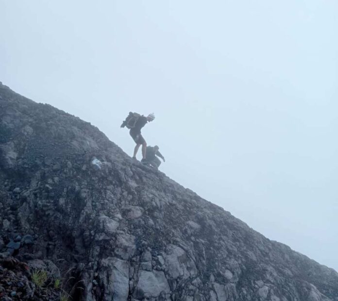 Pendakian Gunung Agung Ditutup Selama Karya IBTK di Besakih