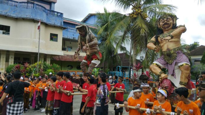Murid Bali Primary School Bersuka Cita Mengarak Puluhan Ogoh-ogoh