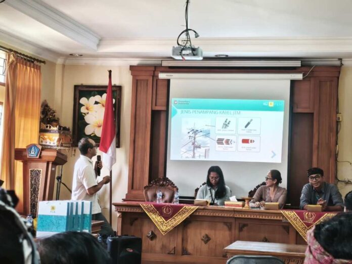 Tim PLN menyampaikan materi keselamatan ketenagalistrikan dalam kegiatan sosialisasi di Kelurahan Kerobokan Kaja, Badung. Selain edukasi listrik aman, PLN juga memperkenalkan program promo tambah daya “Ramadan Terang, Lebaran Tenang” yang dapat diakses melalui aplikasi PLN Mobile