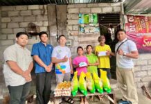 Menjaga Terang Bali, Kuatkan Harapan Warga Perwakilan dispatcher berkesempatan berfoto bersama dengan penerima bantuan Ni Putu Febry Wulandari (4 dari kanan) yang didampingi kakek (2 dari knan) dan nenek (3 dari kanan)
