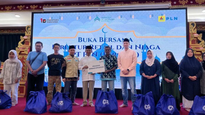 Berbagi Keberkahan Ramadan, Direktur Retail dan Niaga PLN Serahkan Santunan YBM PLN kepada 40 Penerima Manfaat di Bali