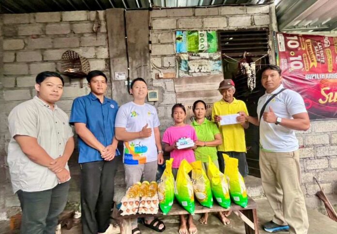 BaliPortalNews_ PLN Perwakilan dispatcher berkesempatan berfoto bersama dengan penerima bantuan Ni Putu Febry Wulandari (4 dari kanan) yang didampingi kakek (2 dari knan) dan nenek (3 dari kanan)