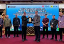 PLN–BNI Permudah Akses Listrik Perumahan di Bali General Manager PLN UID Bali Eric Rossi Priyo Nugroho (kanan) menerima cenderamata dari Pemimpin Kantor Wilayah 08 PT Bank Negara Indonesia (Persero) Tbk Komang Arya Wira Kusuma Atmaja usai penandatanganan Nota Kesepahaman di Kantor PLN UID Bali, Denpasar, Selasa (10/3/2026).