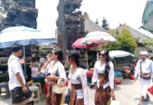 Tegas ke Pemedek, Longgar ke Pedagang, Plastik Masih Marak di Kawasan Pura Penataran Agung Besakih Tegas ke Pemedek, Longgar ke Pedagang, Plastik Masih Marak di Kawasan Pura Penataran Agung Besakih