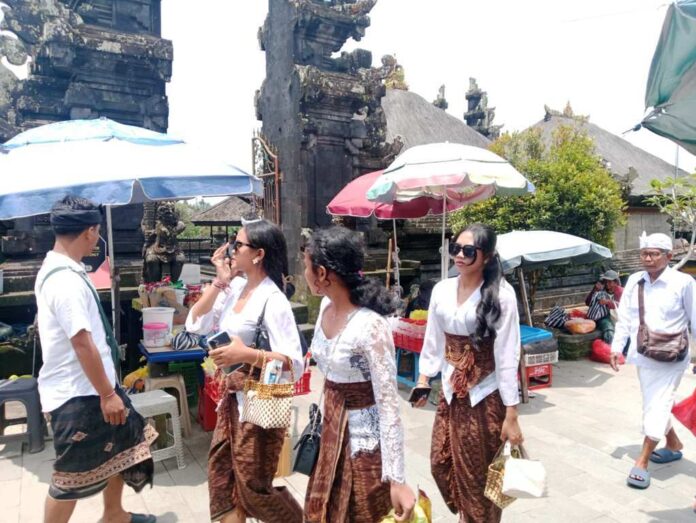 Tegas ke Pemedek, Longgar ke Pedagang, Plastik Masih Marak di Kawasan Pura Penataran Agung Besakih