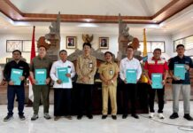 Bawa Manfaat untuk Masyarakat, PLN UID Bali Terima Apresiasi atas Program Penghijauan Para penerima penghargaan berfoto bersama dengan Kepala Dinas Kehutanan dan Lingkungan Hidup Provinsi Bali usai penyerahan penghargaan.