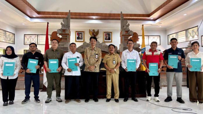 Para penerima penghargaan berfoto bersama dengan Kepala Dinas Kehutanan dan Lingkungan Hidup Provinsi Bali usai penyerahan penghargaan.