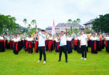 Lepaskan Panah, Wabup dan Ketua DPRD Badung Resmi Buka Porsenijar Badung 2026 Wabup Bagus Alit Sucipta bersama Ketua DPRD Badung, I Gusti Anom Gumanti membuka Porsenijar Kabupaten Badung Tahun 2026 yang ditandai dengan pelepasan panah di Lapangan Puspem Badung, Senin (2/3/2026). Sumber Foto : Istimewa