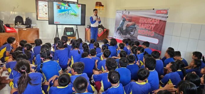 Sekolah di Jalur Padat Wisata, Astra Motor Bali Bekali 75 Murid SDN 2 Kalibukbuk Edukasi Keselamatan