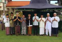 Wabup Gede Supriatna Sapa Umat Muslim Saat Idul Fitri, Perkuat Kerukunan di Buleleng Wabup Gede Supriatna Sapa Umat Muslim Saat Idul Fitri, Perkuat Kerukunan di Buleleng