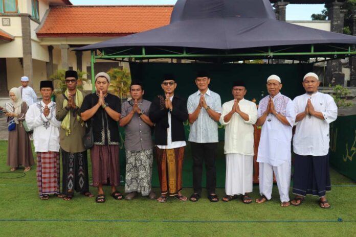Wabup Gede Supriatna Sapa Umat Muslim Saat Idul Fitri, Perkuat Kerukunan di Buleleng