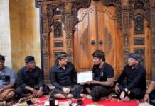 Berikan Penghargaan Tertib Administrasi, Wabup dan Ketua WHDI Badung Serahkan Akta Kematian Wabup Bagus Alit Sucipta saat menyerahkan dokumen Akta Kematian di Jalan Poppies Line II, Gang Ronta, Banjar Pering, Kuta, Senin (23/3/2026). Sumber Foto : Istimewa