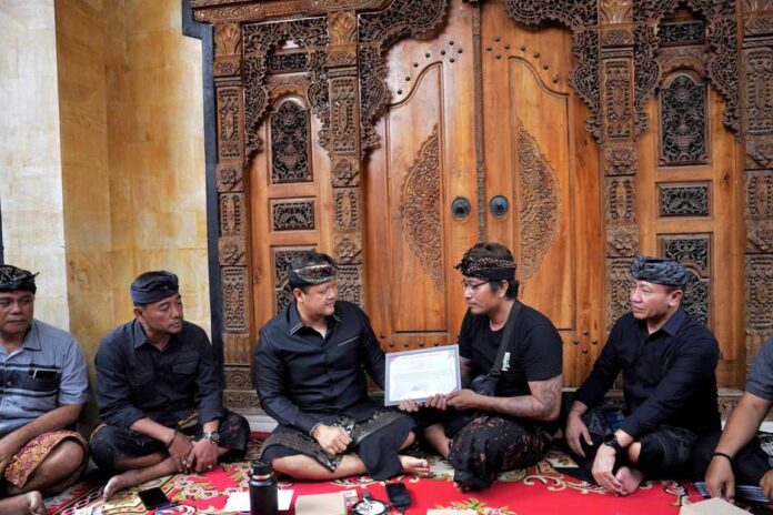 Wabup Bagus Alit Sucipta saat menyerahkan dokumen Akta Kematian di Jalan Poppies Line II, Gang Ronta, Banjar Pering, Kuta, Senin (23/3/2026). Sumber Foto : Istimewa