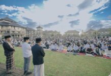 Tekankan Pentingnya Merawat Kerukunan, Bupati Adi Arnawa Hadiri Shalat Id di Puspem Badung Bupati Wayan Adi Arnawa, menghadiri pelaksanaan Shalat Id di Lapangan Mangupraja Mandala, Puspem Badung, Sabtu (21/3/2026). Sumber Foto : Istimewa