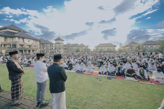 Bupati Wayan Adi Arnawa, menghadiri pelaksanaan Shalat Id di Lapangan Mangupraja Mandala, Puspem Badung, Sabtu (21/3/2026). Sumber Foto : Istimewa