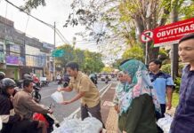 Hangatnya Berbagi Takjil Pegawai PLN UP2D Bali untuk Pengendara di Senja Ramadan Hangatnya Berbagi Takjil Pegawai PLN UP2D Bali untuk Pengendara di Senja Ramadan
